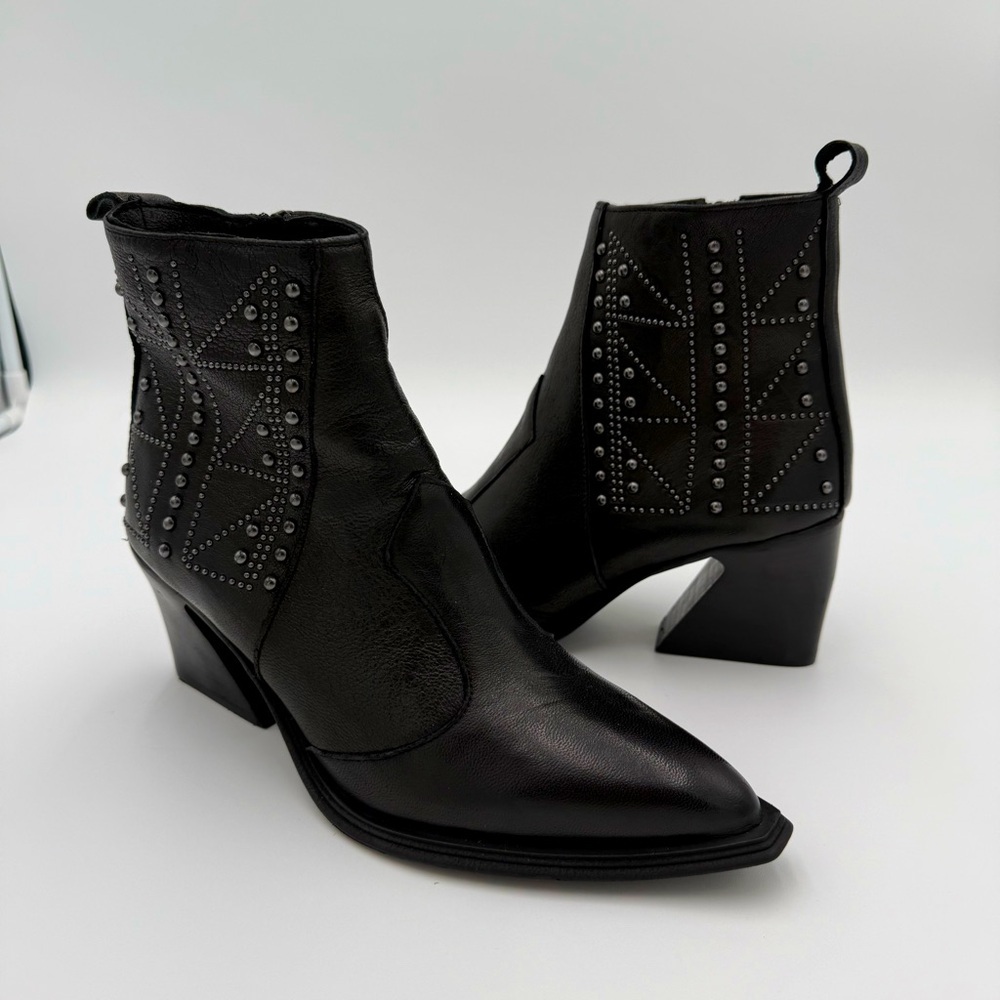 Emanuele Crasto Leather Studded Pointed Toe Heeled Booties Ankle‎ Boots 7.5 NWT